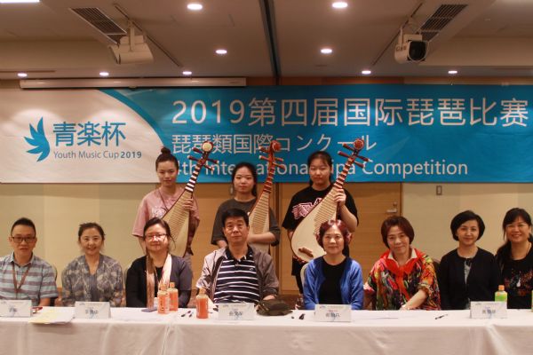 本次比赛评委（左起）：吴朝胜、李晖、李景侠、曲文军、郝贻凡、黄爱琴、任宏、张婷