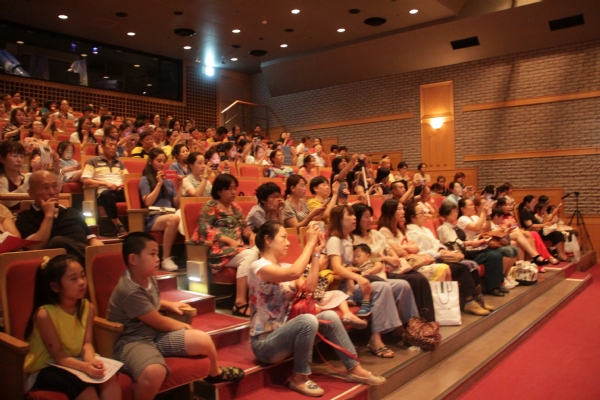 同学们见到这些新奇的乐器及演奏方式纷纷拿出手机拍摄
